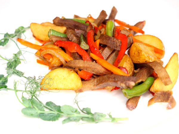Фото Картофель с говяжьим языком и овощами